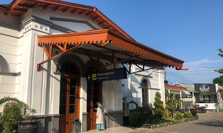 KAYU SOLID: Pintu di Stasiun Kota Probolinggo terbuat dari struktur kayu solid dengan aksen kaca, terdiri dari dua lapis, sementara bagian atasnya berbentuk setengah lingkaran dengan ventilasi.