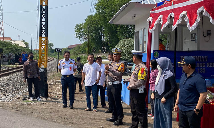 DIRESMIKAN: Personel Satlantas, Dishub dan perwakilan Komisi III DPRD seusai tasyakuran pemasangan palang pintu di perlintasan KA Jalan Cemara.