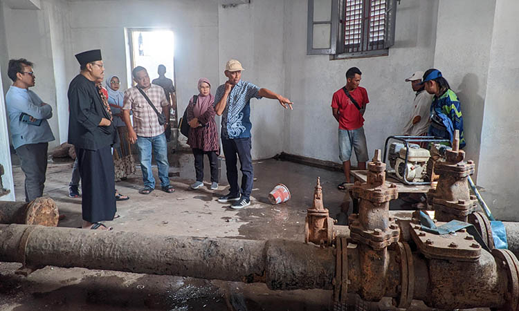 TINJAU: Wali Kota Pasuruan Saifullah Yusuf meninjau menara air yang akan digunakan menjadi museum mini.