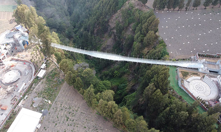 SUDAH RAMPUNG: Pembangunan jembatan kaca dan rest area Seruni Point sebagai penunjang di Sukapura, Kabupaten Probolinggo, sudah rampung. Tinggal menunggu launching jembatan kaca.