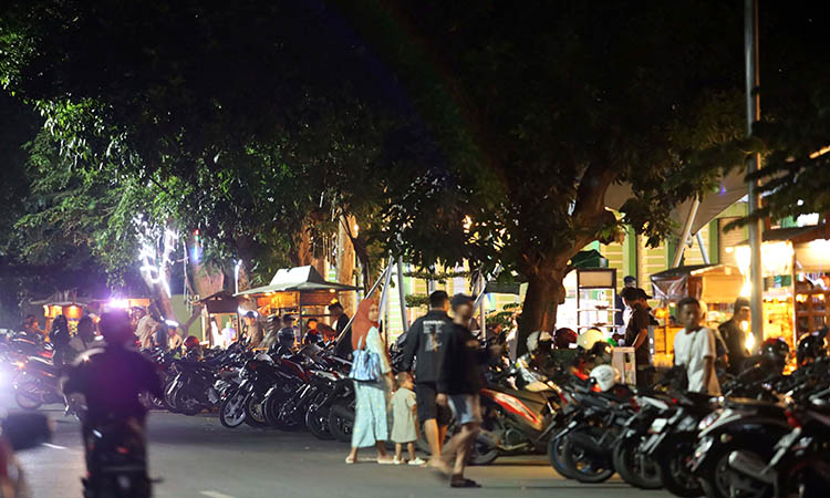 RAMAI: Suasana angkringan TWSL di Jalan Basuki Rahmat, Kelurahan Mangunharjo, Kecamatan Mayangan, Kota Probolinggo kini ramai sampai tengah malam.