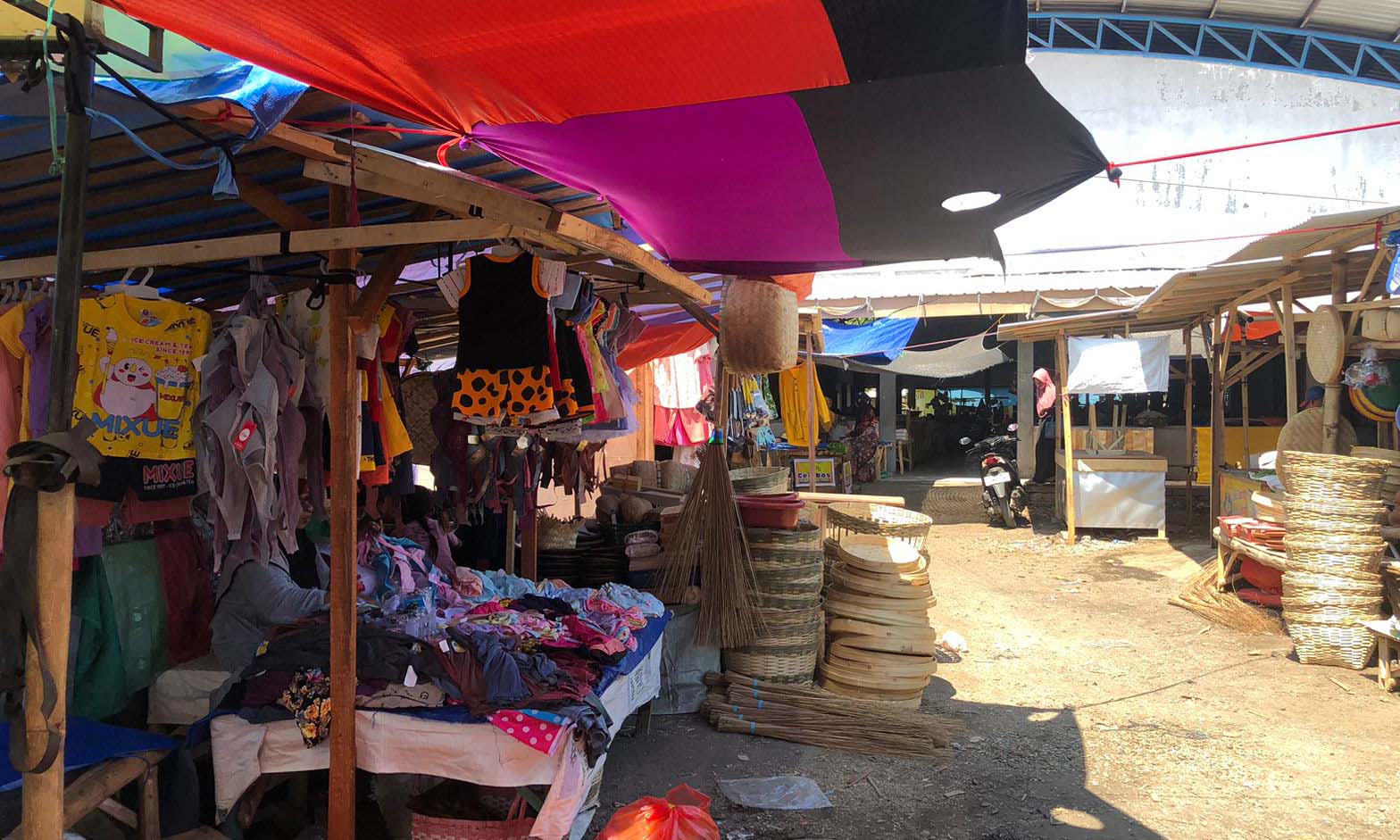 SWADAYA: Sejumlah bedak darurat dibangun oleh pedagang di bagian belakang (sisi selatan) Pasar Leces, Kecamatan Leces, Kabupaten Probolinggo.