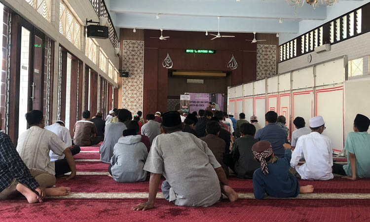 KAJIAN: Founder Gerakan Anak Bahagiakan Orang Tua Indonesia Ustad Marenda Darwis mengisi kajian bersama IKADI di Masjid An-Nur, Kota Probolinggo, Minggu (24/2)
