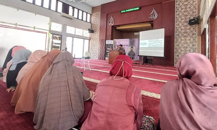 KAJIAN: Founder Gerakan Anak Bahagiakan Orang Tua Indonesia Ustad Marenda Darwis mengisi kajian bersama IKADI di Masjid An-Nur, Kota Probolinggo, Minggu (24/2)