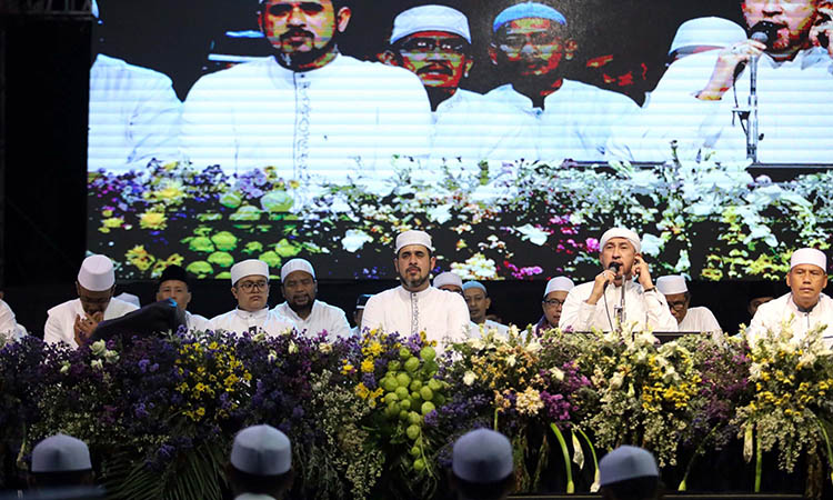BERSALAWAT: Habib Ali Zainal Abidin (kanan) bersama Habib Hadi Zainal Abidin dan para pejabat melantunkan salawat bersama para jemaah.