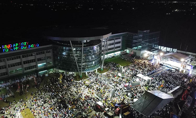 LAUTAN MANUSIA: Halaman RSUD Ar Rozy dipenuhi jemaah, termasuk jalan Prof. Dr. Hamka di depan RSUD setempat.