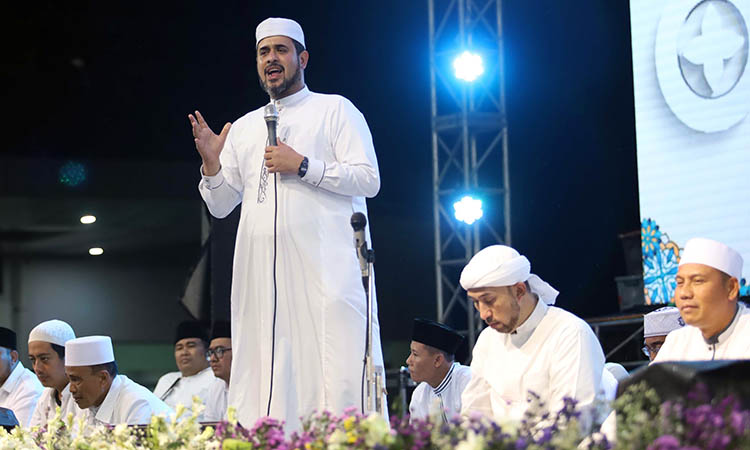 SAMBUTAN: Habib Hadi Zainal Abidin, Wali Kota Probolinggo memberikan sambutan. Habib Hadi juga mengajak jemaah membaca kalimat tauhid.