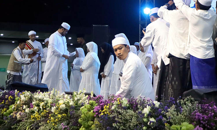 SANTUNAN: Habib Hadi Zainal Abidin Wali Kota Probolinggo menyerahkan santunan kepada 20 anak yatim.