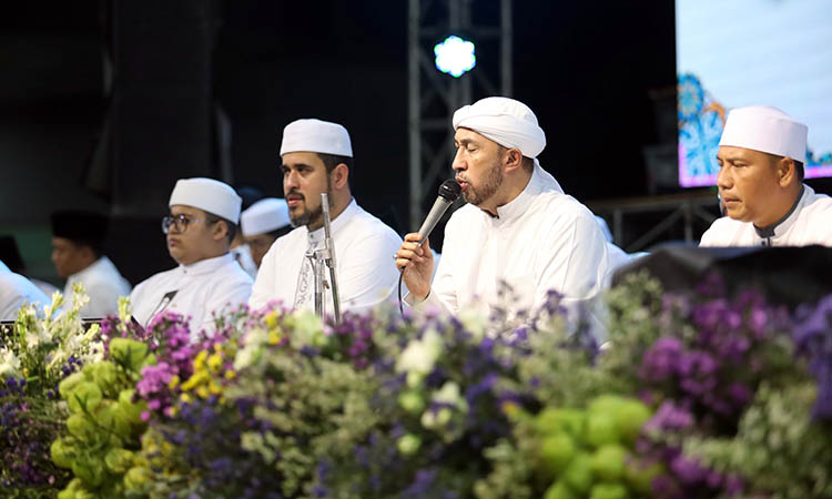 KHUSYUK: Habib Ali Zainal Abidin, Khodimul Majelis Ta&rsquo;lim dan Sholawat (Kanan) memimpin Kota Probolinggo Bersholawat hingga sekitar pukul 23.30.