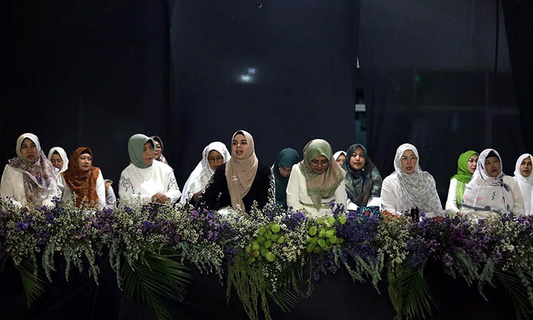 UNDANGAN: Hj. Aminah Zainal Abidin Ketua TP-PKK Kota Probolinggo (tiga dari kiri) bersama Sekda Ninik Ira Wibawati bersama para undangan.