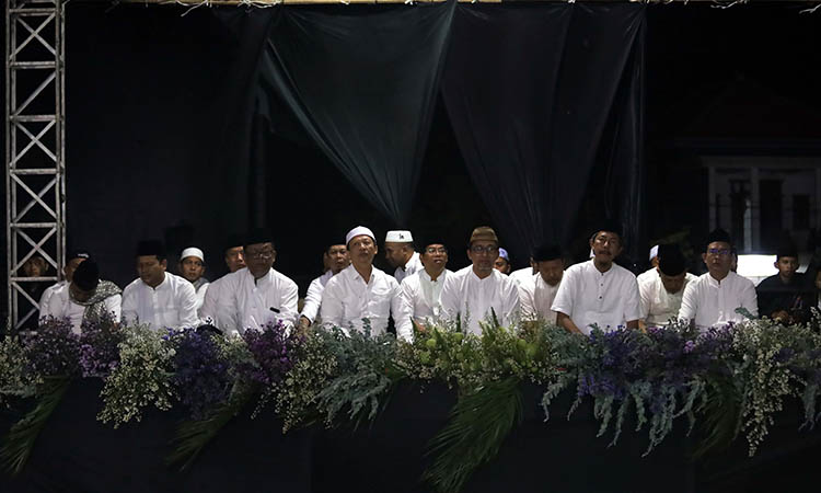 UNDANGAN: Para pejabat dan tamu undangan melantunkan salawat di tenda sisi utara.