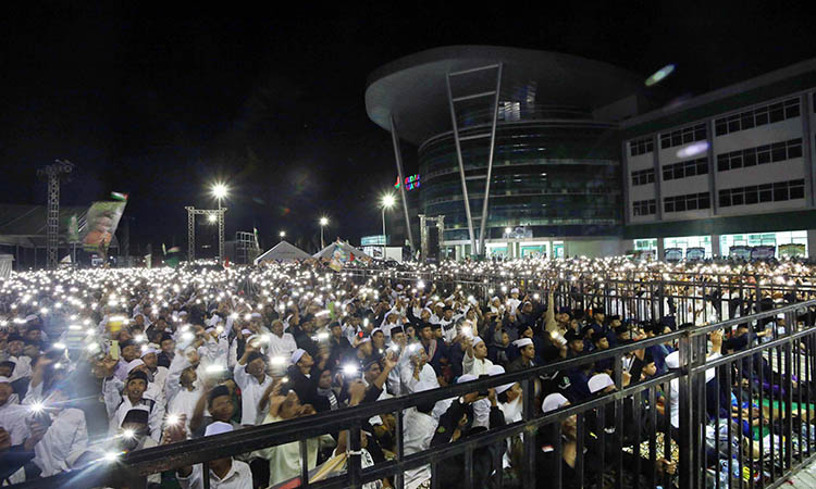 MUSLIMIN: Selain warga kota probolinggo, jemaah juga berasal dari sejumlah daerah. Hadir juga Zahir Mania.