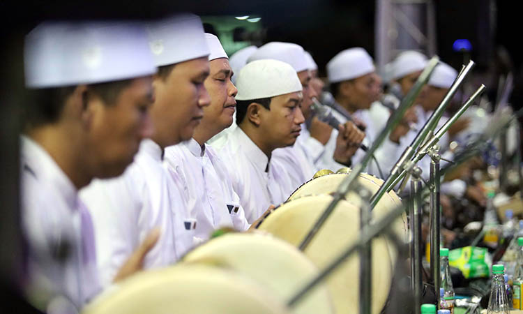HADRAH: Lantunan salawat dalam Kota Probolinggo Bersholawat diiringi Hadrah Majelis Ta&rsquo;lim dan Sholawat Az-Zahir.