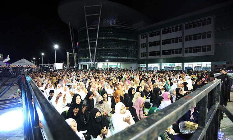 MUSLIMAT: Jemaah muslimat berada di sisi selatan pagar barikade, terpisah dengan jemaah muslimin.