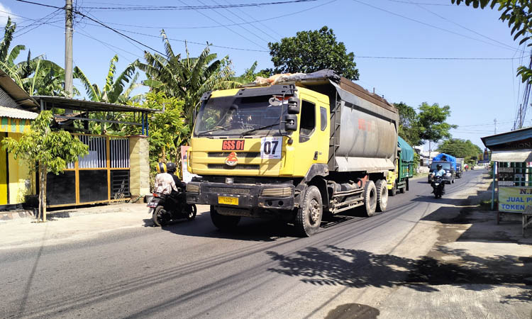 DIPERKETAT: Truk tronton tanah uruk tol Probowangi melintas di jalan Kecamatan Gending, Kabupaten Probolinggo. Pasca kecelakaan di Condong, Dishub setempat akan memperketat pengawasan.