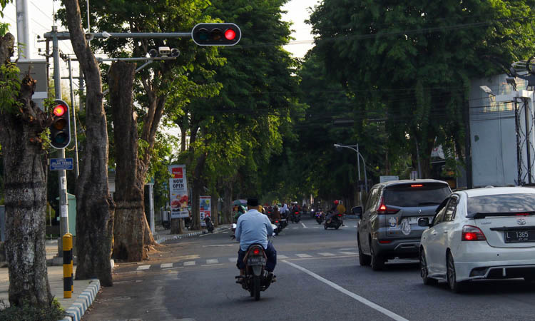 PADAT: Simpang Jalan Pahlawan, Jalan Wahidin Sudirohusodo dan Jalan Slagah saat pagi hari. Jalur ini punya mobilitas tinggi setiap hari.