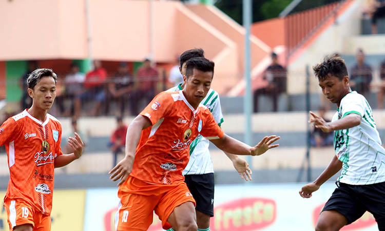 HAUS GOL: Bomber Persipro 54 Risdianto (tengah) bakal kembali diandalkan di babak 28 besar Liga 3 Jatim, Januari mendatang.