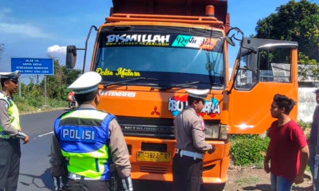 DISTOP: Petugas dari Satlantas Polres Probolinggo memberhentikan truk yang melintas di jalur pantura.