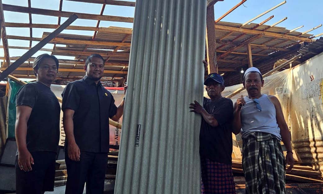 SERING BANTU: Fernanda saat mengunjungi sekaligus memberikan bantuan atap rumah kepada salah satu warga Rumah Tidak Layak Huni di Kelurahan Jati.