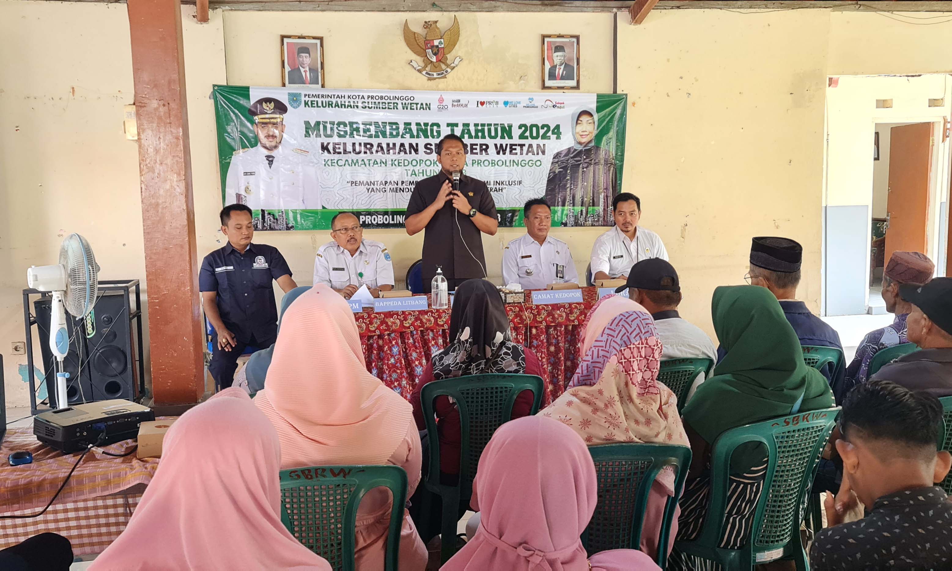 MUSYAWARAH: Fernanda saat menghadiri acara Musrenbang di Kelurahan Sumber Wetan.