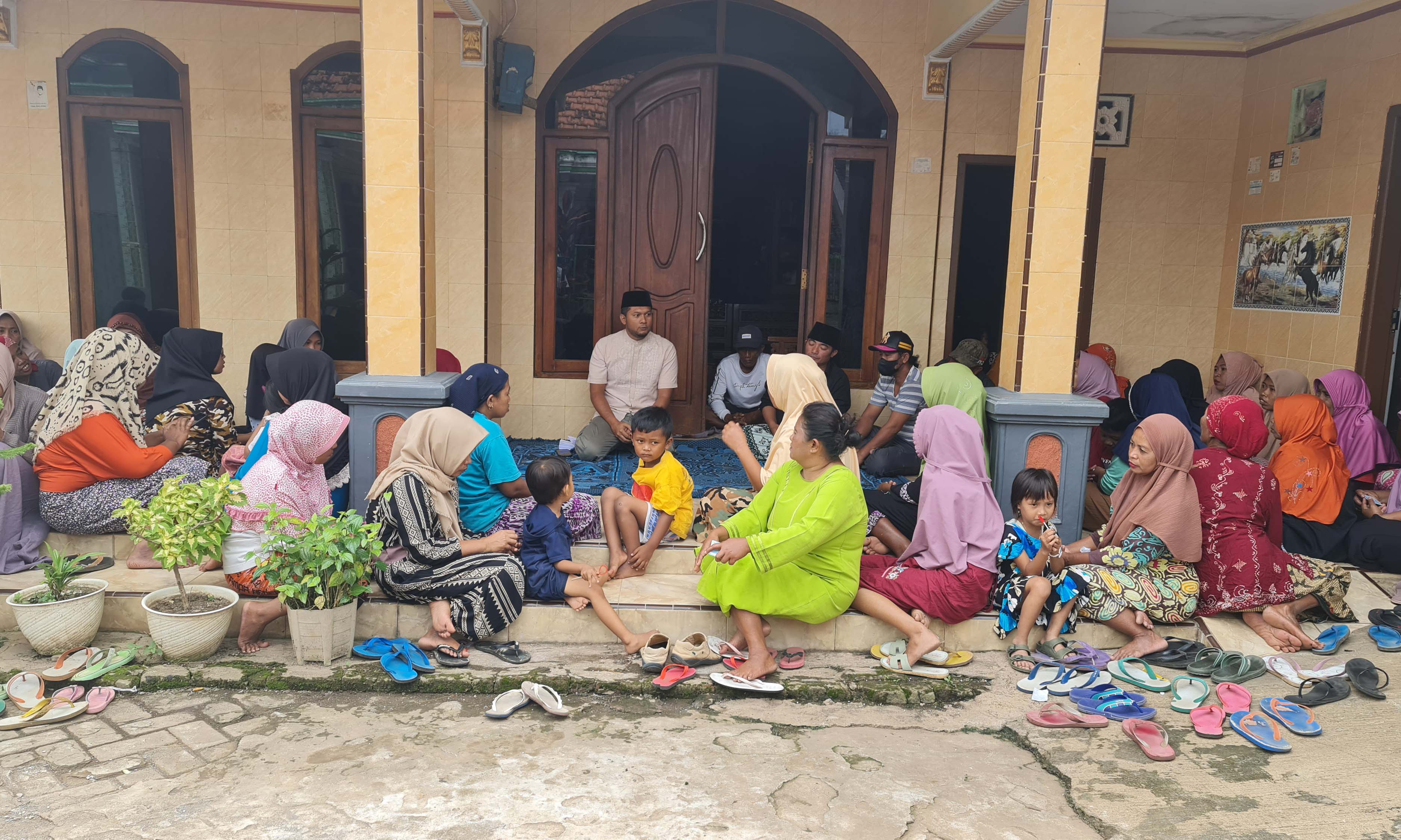 SANTUNAN: Setiap jelang Hari Raya Idul Fitri, Fernanda rutin menyantuni sedikitnya 1.000 janda dan warga miskin Kota Probolinggo.