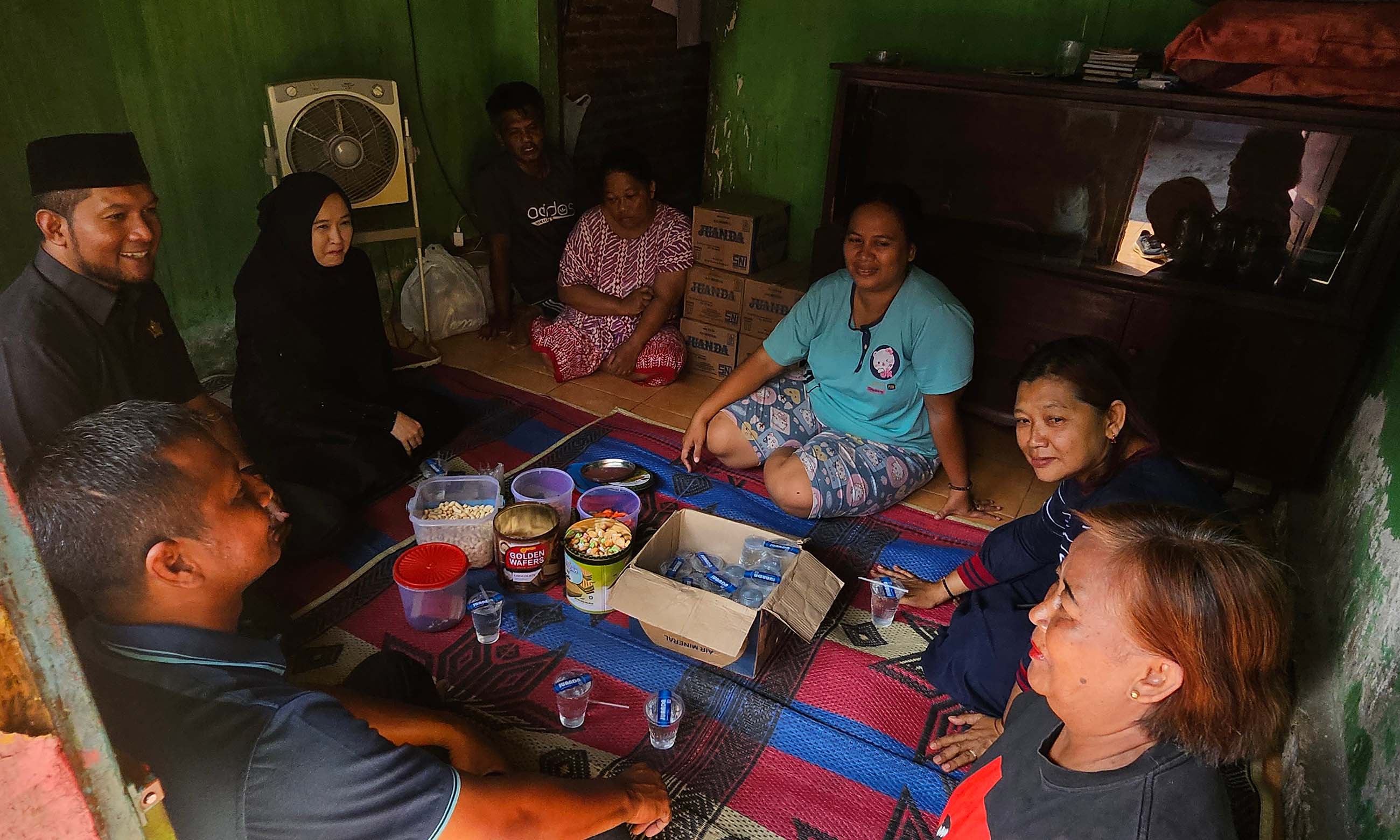 TAKZIAH: Didampingi sang istri tercinta Hj. Dwi Laksmi Syntha, Fernanda sering takziah sekaligus silaturahmi turun ke tengah masyarakat.