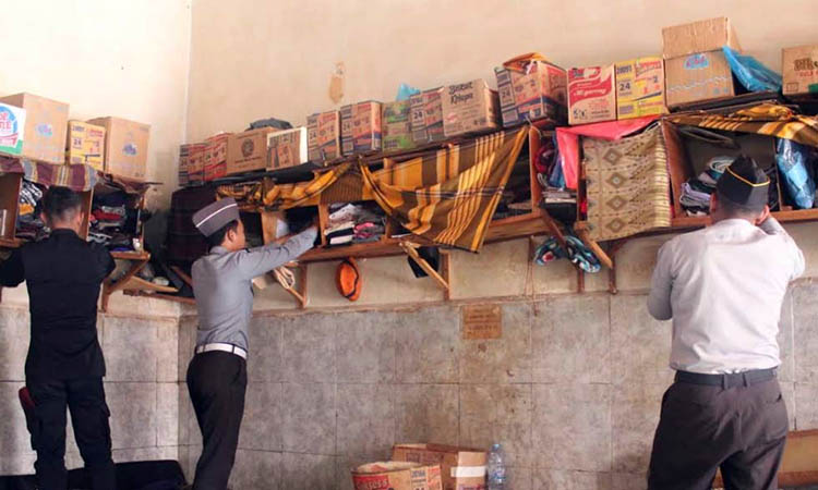 DIGELEDAH: Sejumlah petugas menggeledah salah satu kamar di Lapas Pasuruan.