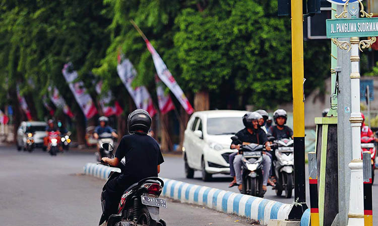 ARUS LALU LINTAS: Sejumlah kendaraan melintas di Jalan Panglima Sudirman, Kota Probolinggo. Satlantas Polres Probolinggo Kota telah menyiapkan jalur mengantisipasi kemacetan dalam kota.