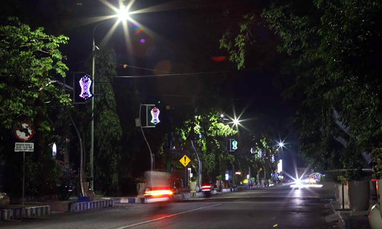 DOMINAN HIJAU: Sejumlah lampu hias terpasang di Jalan Suroyo, Kota Probolinggo. Bila malam, lampu ini menyala warna-warni.