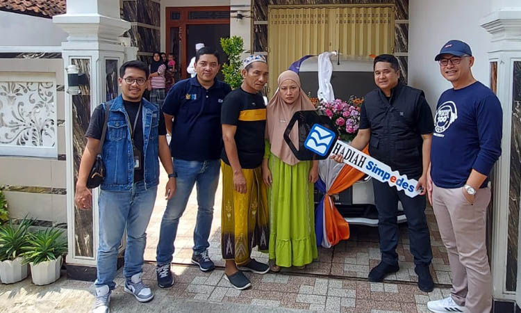 SERAHKAN: Manajemen BRI Cabang Pasuruan menyerahkan hadiah Suzuki Ertiga di kediaman Hilyatun Nisa di Kecamatan/Desa Wonorejo.