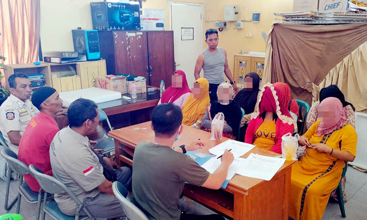 DIAMANKAN: Sejumlah PSK diamankan Satpol PP Kabupaten Probolinggo, beberapa waktu lalu. Sejauh ini, ada enam kecamatan yang terpantau masih terdapat praktik prostitusi.