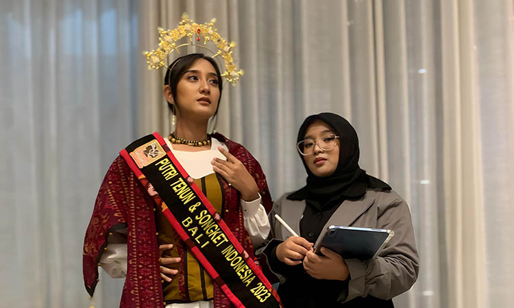 AJANG NASIONAL: Hana Tasya Salsabila (pakai kerudung) bersama perwakilan putra-putri tenun songket asal Bali, Yurike Cindy Fauzit yang mengenakan busana karyanya.