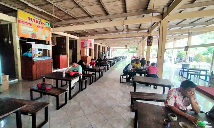 JADI SOROTAN: Sejumlah pedagang di stan Bang Kodir Bangil.