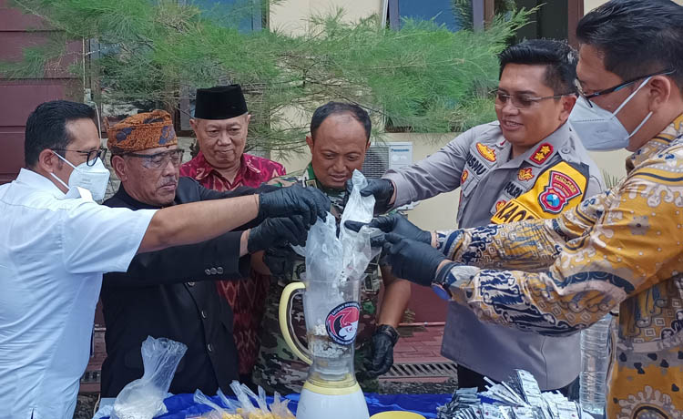 DIBLENDER: Kapolres Probolinggo, AKBP Wisnu Wardana (dua dari kanan) melakukan pemusnahan barang bukti yang berhasil disita kepolisian selama tahun 2023.