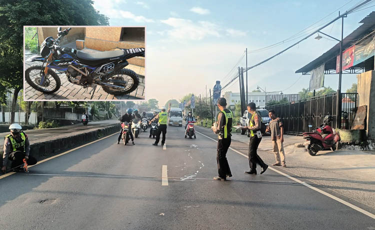 LOKASI KEJADIAN: Petugas melakukan olah TKP di jalan Ngerong, Kecamatan Gempol. Inset, motor Kawasaki KLX yang dikendarai korban.