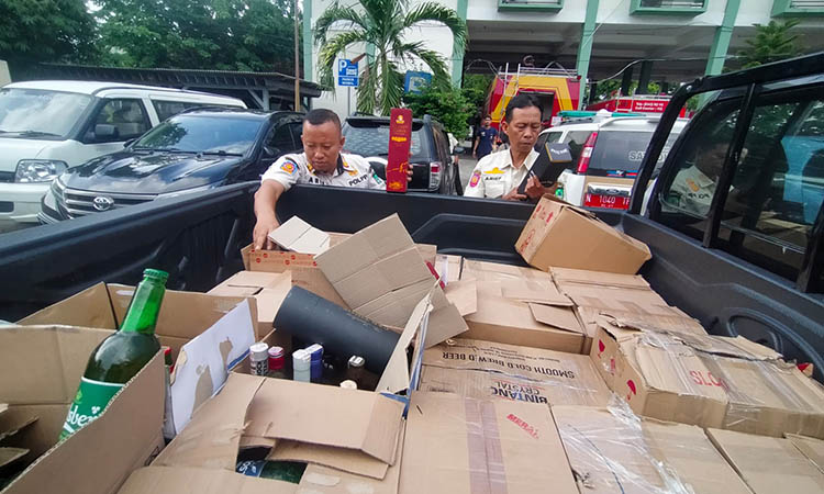 DISITA: Petugas saat mengamankan botol-botol miras dari toko milik AR di Jetak, Pandaan, (29/12).