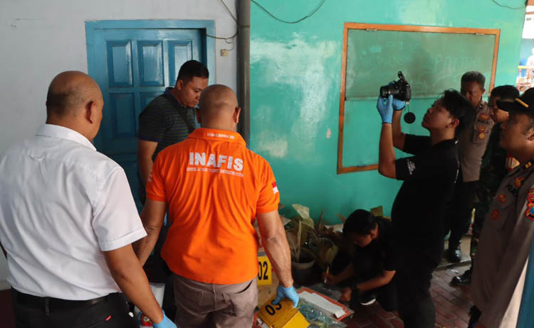 CARI BUKTI: Petugas melakukan olah TKP di rumah korban di Jalan Imam Bonjol.