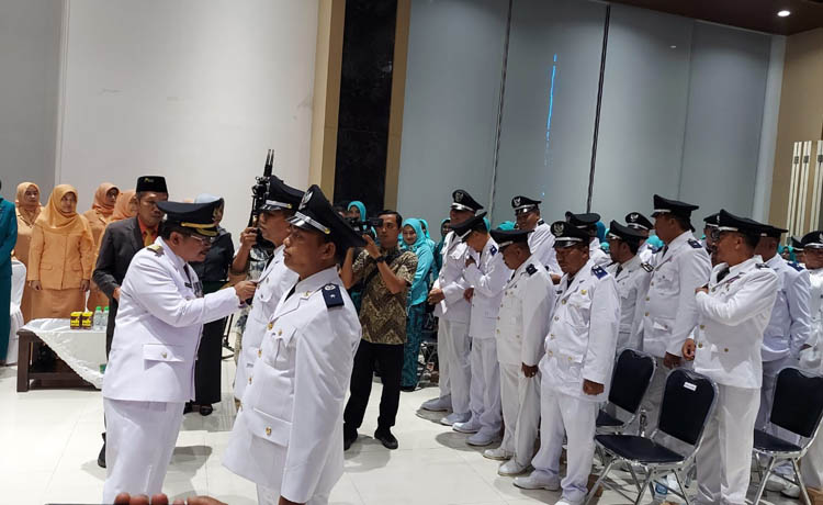 TANDA PANGKAT: Pj Bupati Andriyanto menyematkan tanda pangkat jabatan kepada perwakilan kades terlantik.