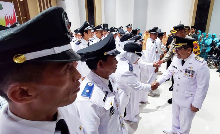 SELAMAT BERTUGAS: Ucapan selamat diberikan kepada kades oleh Pj Bupati Andriyanto.