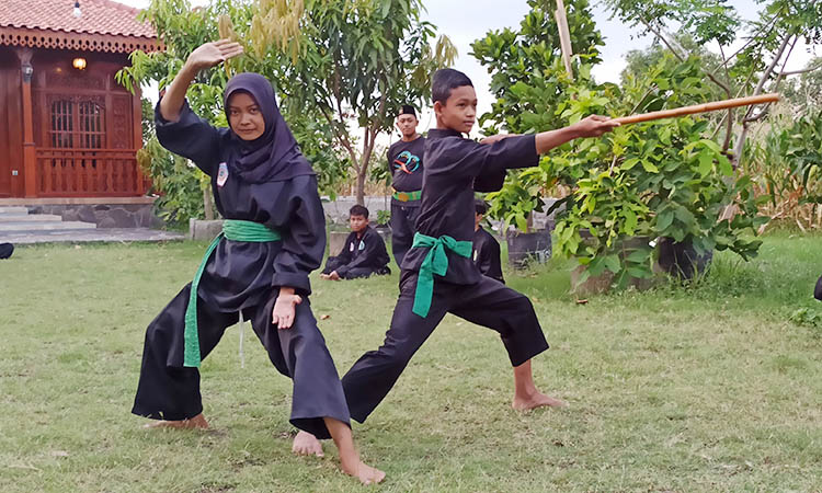 CIATTT: Ambyak dan Farah saat berlatih di Padepokan Djoglo Kramat, Jumat (29/12).