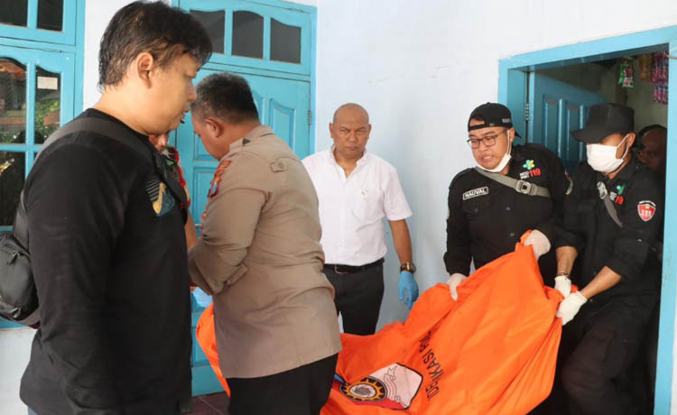 BAWA: Petugas mengevakuasi jenazah Chosidah yang dibunuh di dalam rumahnya.