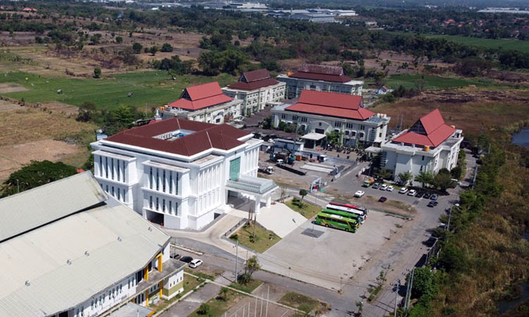 TERUS BERKEMBANG: Kawasan kompleks perkantoran Raci, Bangil saat dipotret dari udara.
