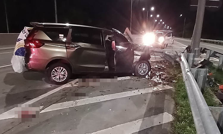 HILANG KENDALI: Kondisi mobil Suzuki Ertiga yang menabrak pembatas jalan di tol Pandaan-Malang, Desa Capang, Kecamatan Purwodadi, dinihari kemarin.