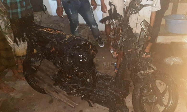 TINGGAL KERANGKA: Motor milik Yahsul yang ikut ludes saat rumah terbakar. Kebakaran ini diduga lantaran pemilik rumah lupa mematikan kompor.