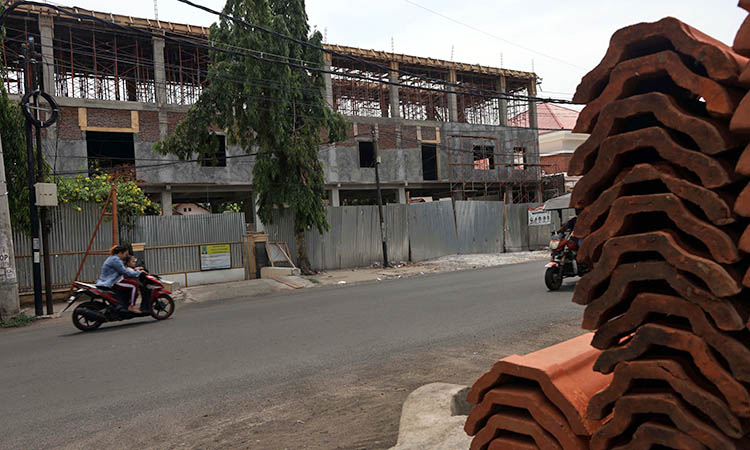 PROGRES RENDAH: Pembangunan gedung kantor Inspektorat Kota Probolinggo tak selesai. Progresnya hanya 48,2 persen.