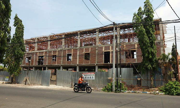 BELUM RAMPUNG: Proyek pembangunan gedung Inspektorat Kota Probolinggo yang belum rampung, kini diputus kontrak.