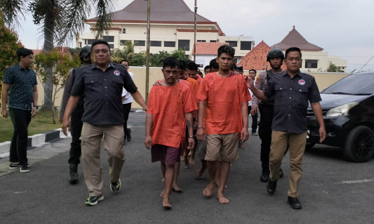 DIKELER: Personel Polres Probolinggo mengamankan pelaku kriminal. Indeks kasus dan angka penyelesaian tahun ini naik.