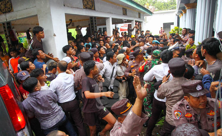 BERJIBAKU: Aparat Polri dan TNI berupaya menenangkan massa.