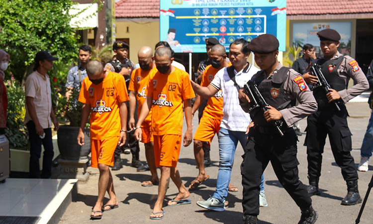 DIAMANKAN: Sejumlah tersangka kasus narkoba diamankan Polres Pasuruan Kota, beberapa waktu lalu.