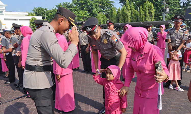 KADO AWAL TAHUN: Kapolres Pasuruan AKBP Bayu Pratama Gubunagi saat memberi ucapan selamat pada anggota yang dapat promosi kenaikan pangkat di awal tahun.